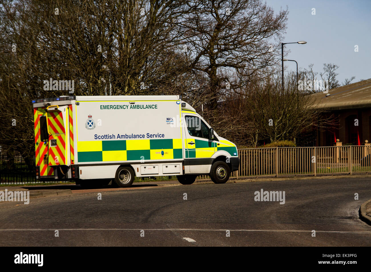 Una ambulancia de emergencia del Servicio Escocés de Ambulancia que responde a una llamada de emergencia de 999 en Dundee, Escocia Foto de stock