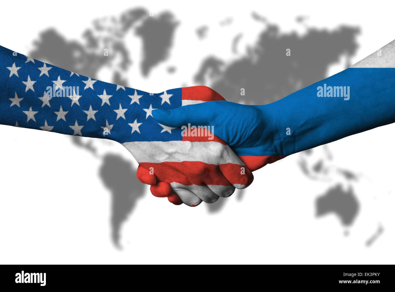 Estados Unidos y la bandera rusa a través de apretón de manos delante del mapa del mundo. Foto de stock