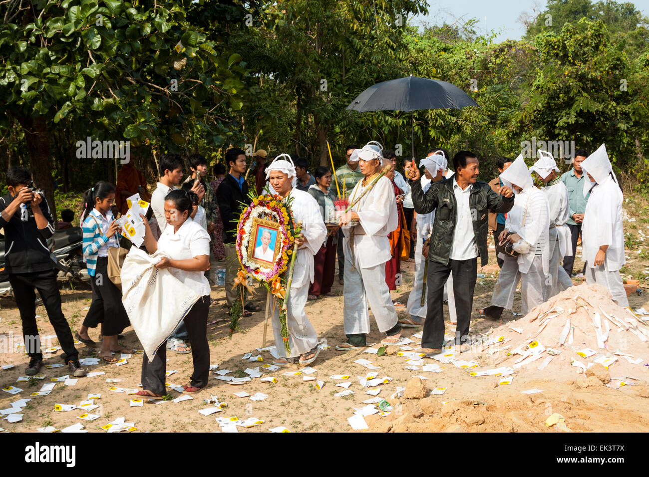 Los rituales religiosos de los chinos en el funeral, en Camboya, Asia  Fotografía de stock - Alamy