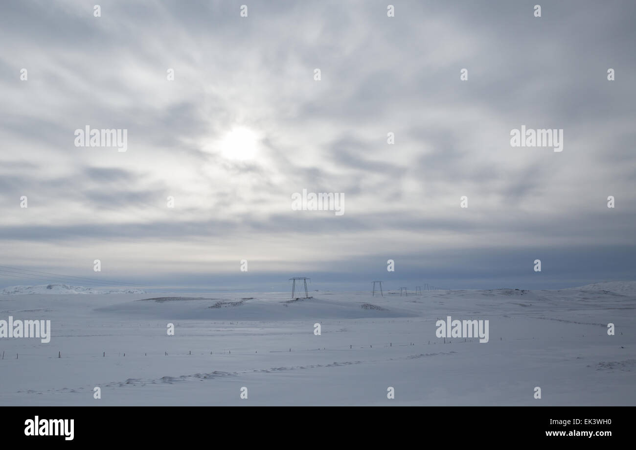 Torres eléctricas salpican el paisaje nevado en Islandia Foto de stock
