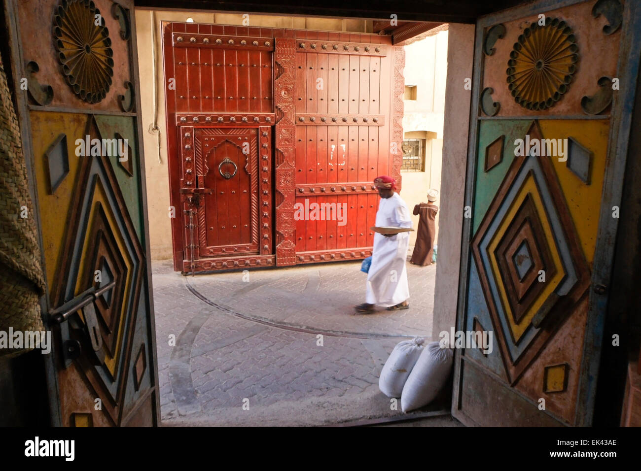 Puertas de madera roja fotografías e imágenes de alta resolución - Alamy