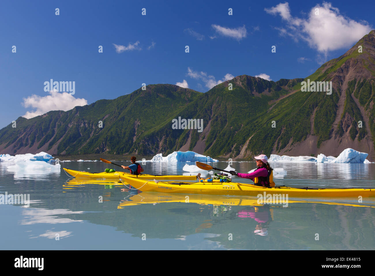 Kayak en la laguna glaciar Bear, fiordos de Kenai National Park, cerca de Seward, Alaska. (Modelo liberado) Foto de stock