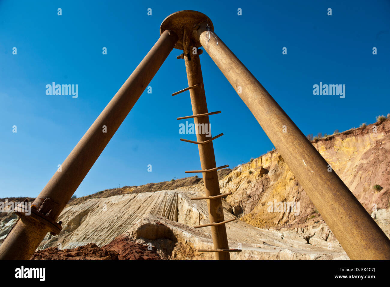 Se ha vuelto más factible para las operaciones mineras para procesar la vieja mina vuelca para el resto de oro que no ha sido extraído de la arena. El proceso de minería subterránea mucha mano de obra y costoso. Estas minas se vuelca atacó lejos con agua y la papilla de barro se canaliza a unos 40km de brakpan en el Rand oriental donde se procesa para llevar a cabo el resto de oro. pic delwyn verasamy Foto de stock