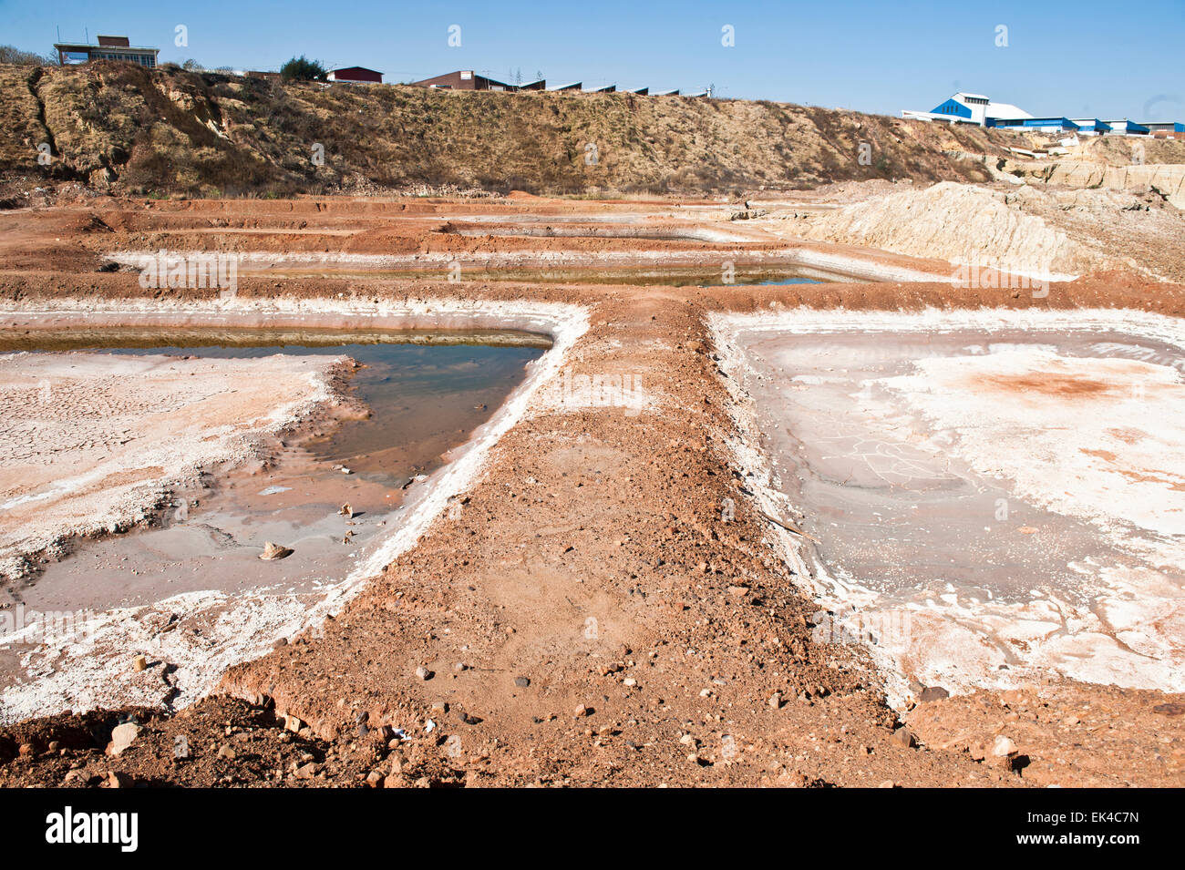 Se ha vuelto más factible para las operaciones mineras para procesar la vieja mina vuelca para el resto de oro que no ha sido extraído de la arena. El proceso de minería subterránea mucha mano de obra y costoso. Estas minas se vuelca atacó lejos con agua y la papilla de barro se canaliza a unos 40km de brakpan en el Rand oriental donde se procesa para llevar a cabo el resto de oro. pic delwyn verasamy Foto de stock