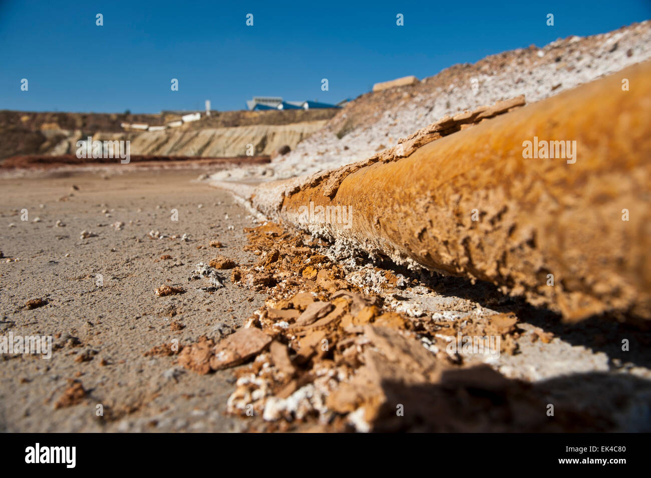 Se ha vuelto más factible para las operaciones mineras para procesar la vieja mina vuelca para el resto de oro que no ha sido extraído de la arena. El proceso de minería subterránea mucha mano de obra y costoso. Estas minas se vuelca atacó lejos con agua y la papilla de barro se canaliza a unos 40km de brakpan en el Rand oriental donde se procesa para llevar a cabo el resto de oro. pic delwyn verasamy Foto de stock