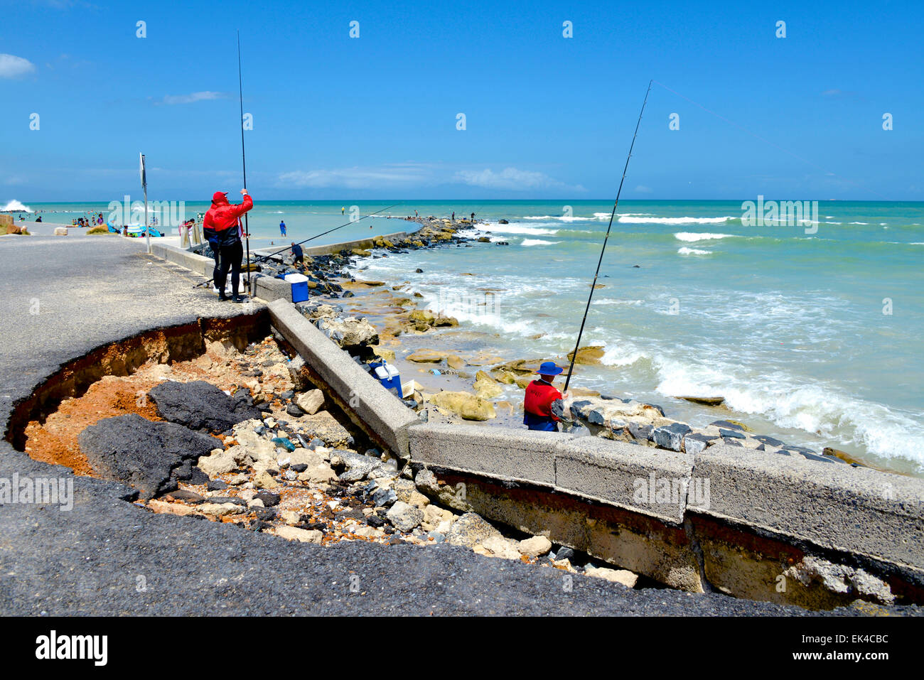 Un gran bache creado en una carretera junto al mar en Strandfontein, Western Cape, Sudáfrica. Foto de stock