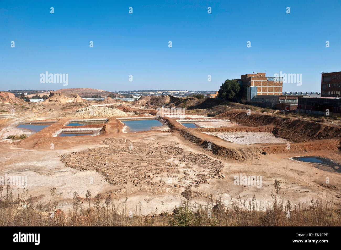Se ha vuelto más factible para las operaciones mineras para procesar la vieja mina vuelca para el resto de oro que no ha sido extraído de la arena. El proceso de minería subterránea mucha mano de obra y costoso. Estas minas se vuelca atacó lejos con agua y la papilla de barro se canaliza a unos 40km de brakpan en el Rand oriental donde se procesa para llevar a cabo el resto de oro. pic delwyn verasamy Foto de stock