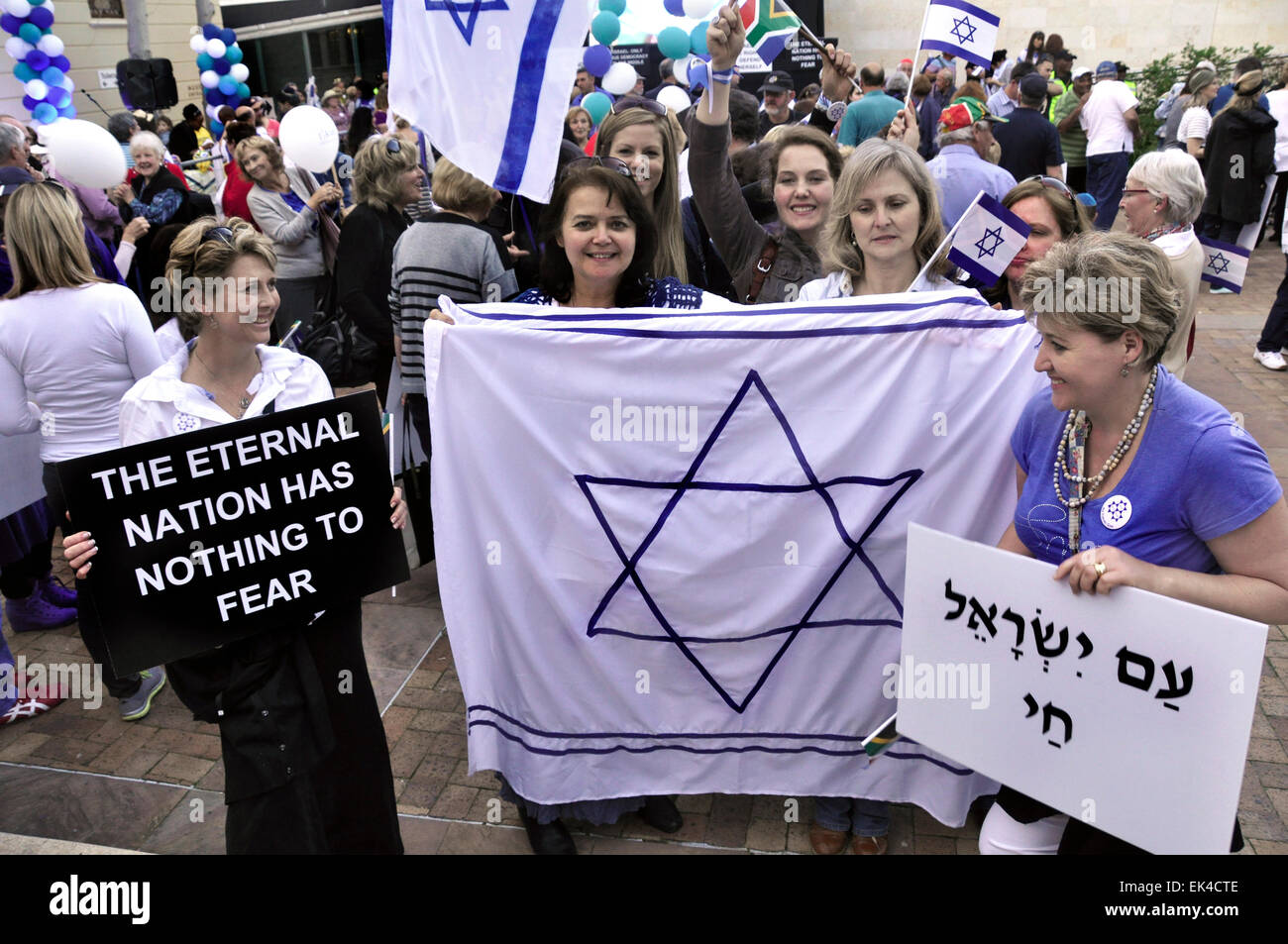 Las multitudes reunidas en una "solidaridad, paz y seguridad" rally por Israel, que se celebró en Ciudad del Cabo. Los oradores incluyeron el rabino Ephraim Mirvis, el Rabino Jefe de las Naciones congregaciones hebreo de la Commonwealth. Foto de stock