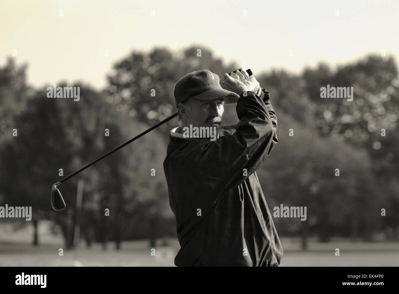Italia, Roma Olgiata Golf Center, hombre jugando al golf Foto de stock
