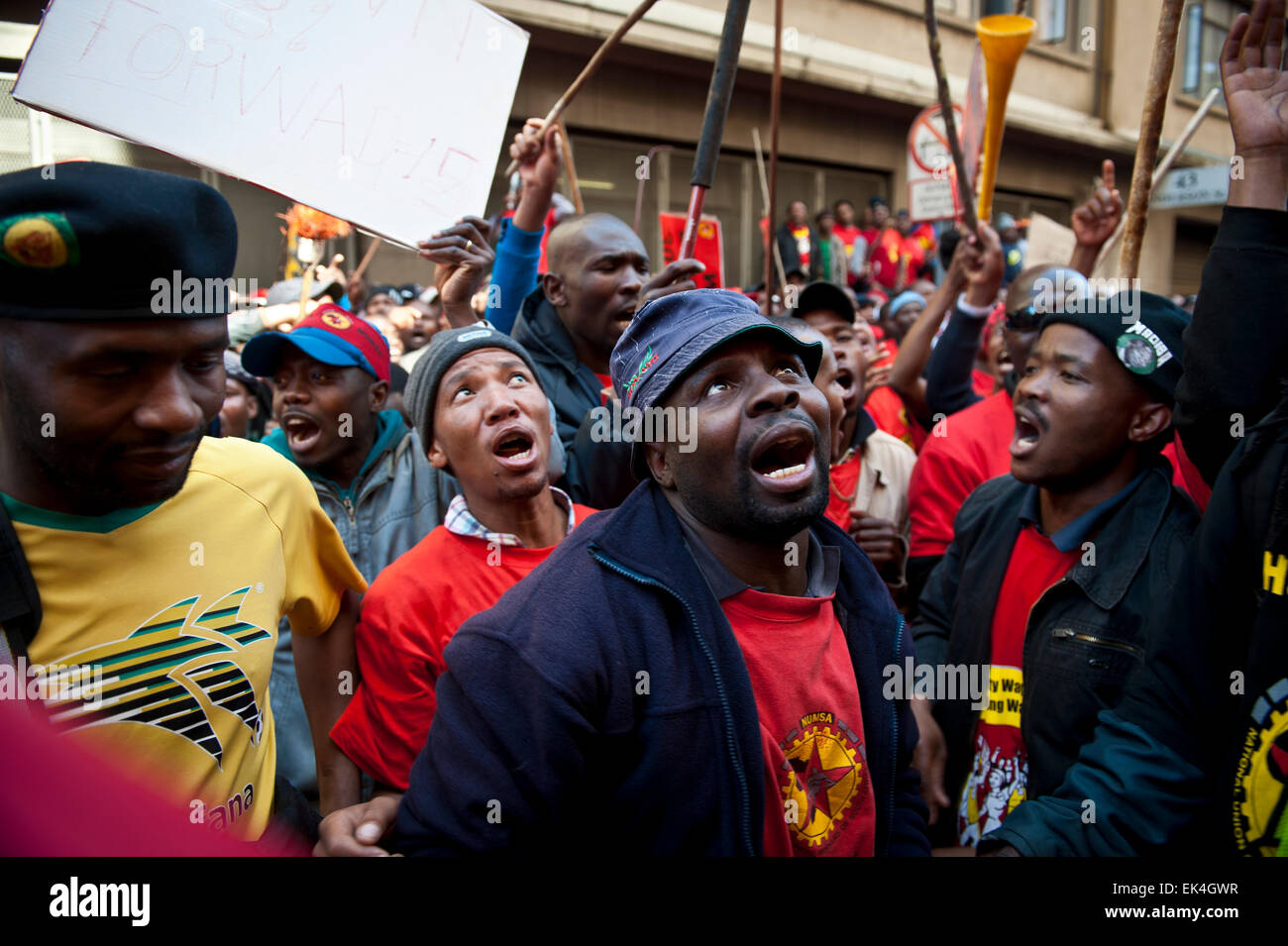 Miembros de numsa marcharon en el CBD de Johannesburgo para exigir un aumento de sueldo del 12%. Foto de stock