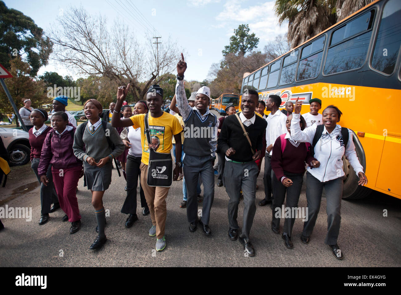 Los escolares que forman parte de la liga juvenil del ANC son vistos marchando.anc eagle jóvenes marcharon al Mail & Guardian oficinas para entregar un memorando, declarando que los medios de comunicación es el sesgo hacia el partido gobernante (ANC) Foto de stock