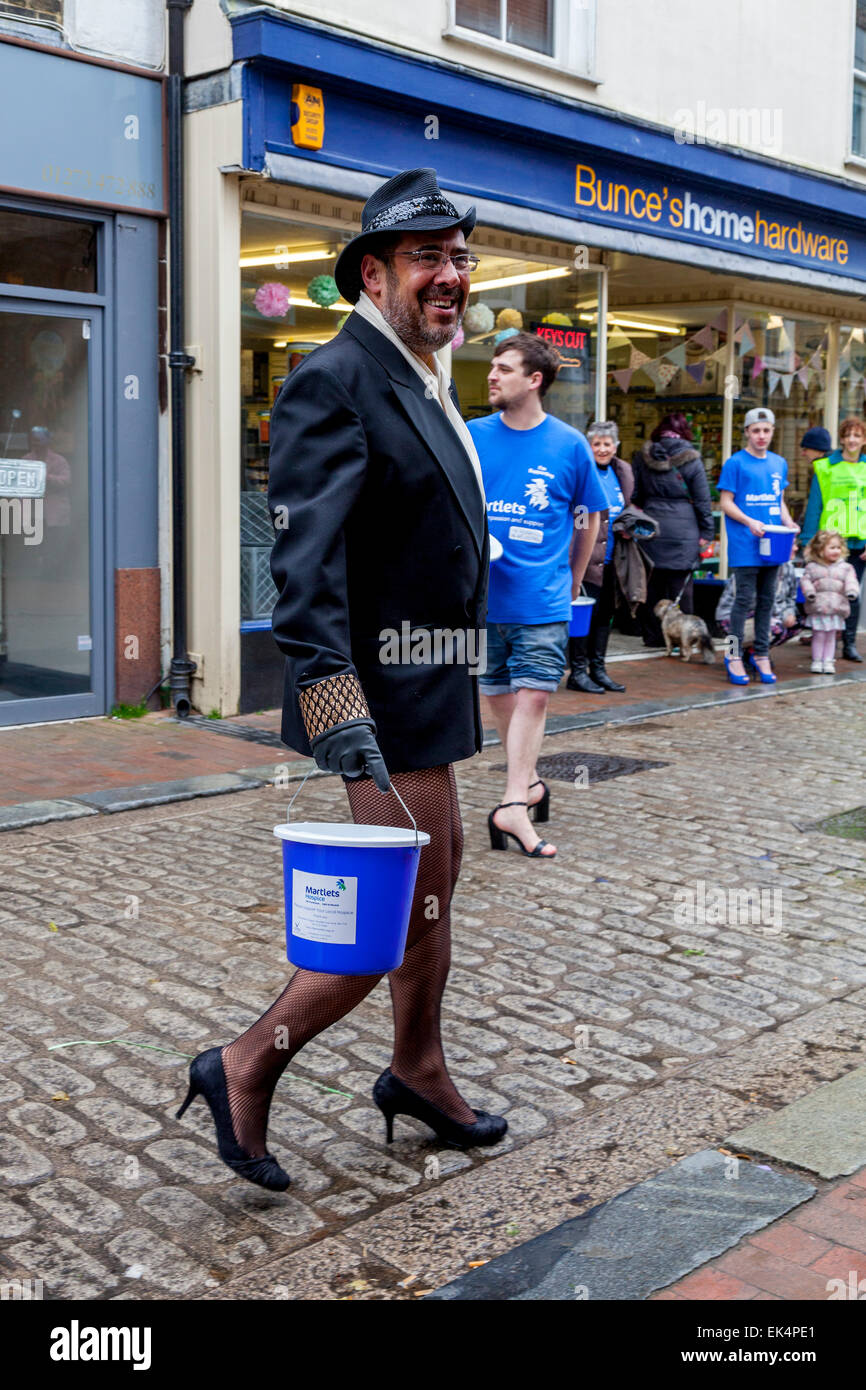 Hombres vestidos de mujer los zapatos de tacón alto recoger dinero para el Martlets hospicio, High Street, Lewes, Sussex, Reino Unido Foto de stock