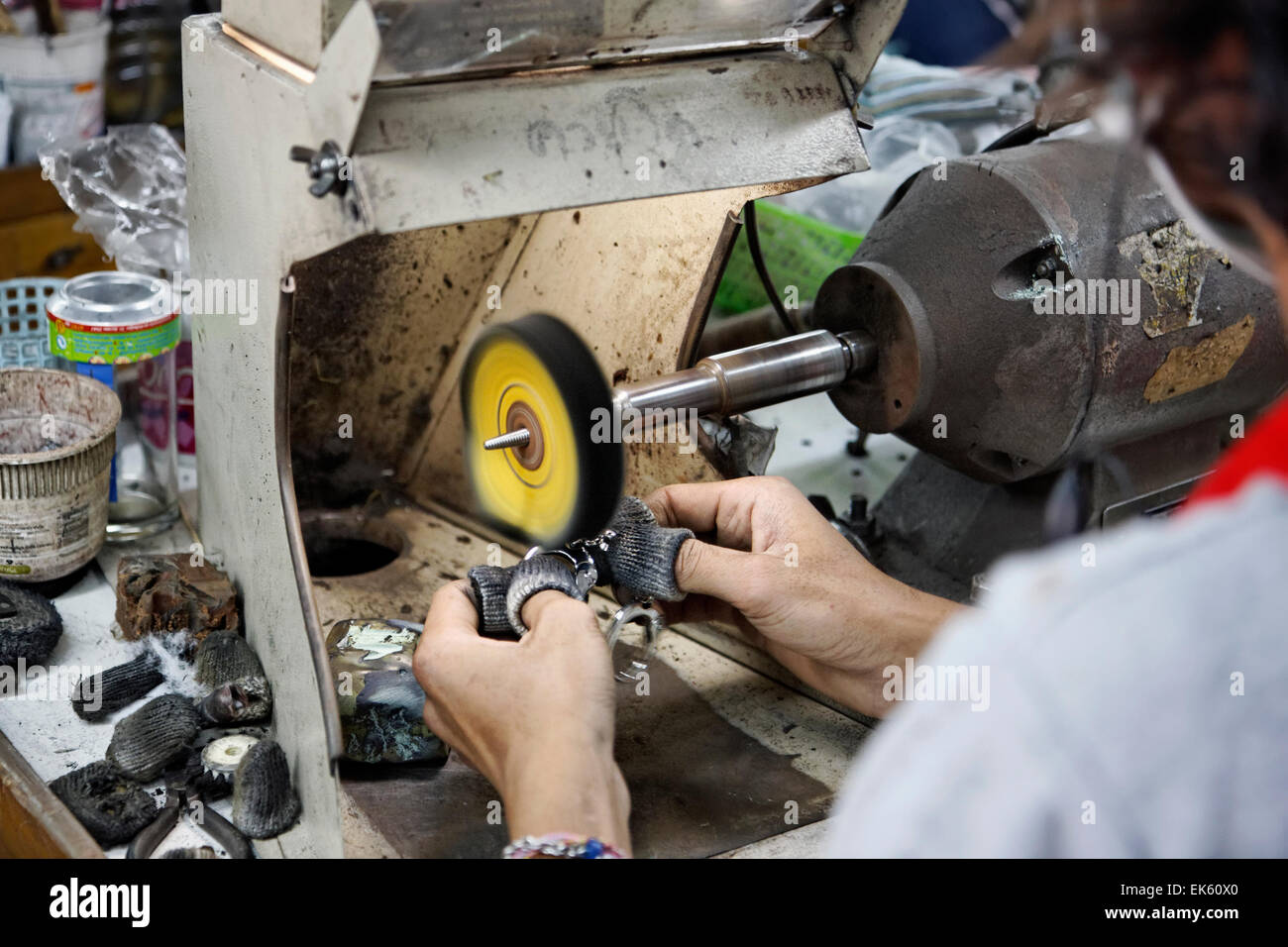 Tailandia, Bangkok, los tailandeses que trabajan en una fábrica de joyas  Fotografía de stock - Alamy