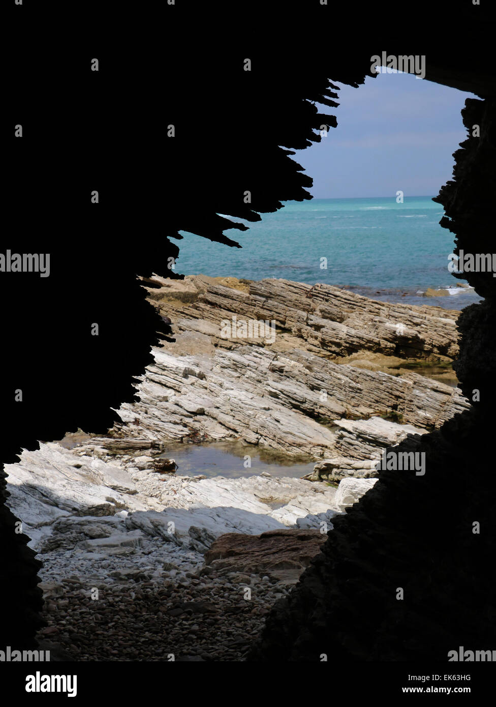 Las capas de roca caliza y pozas de marea de la península de Kaikoura, Isla del Sur, Nueva Zelanda Foto de stock