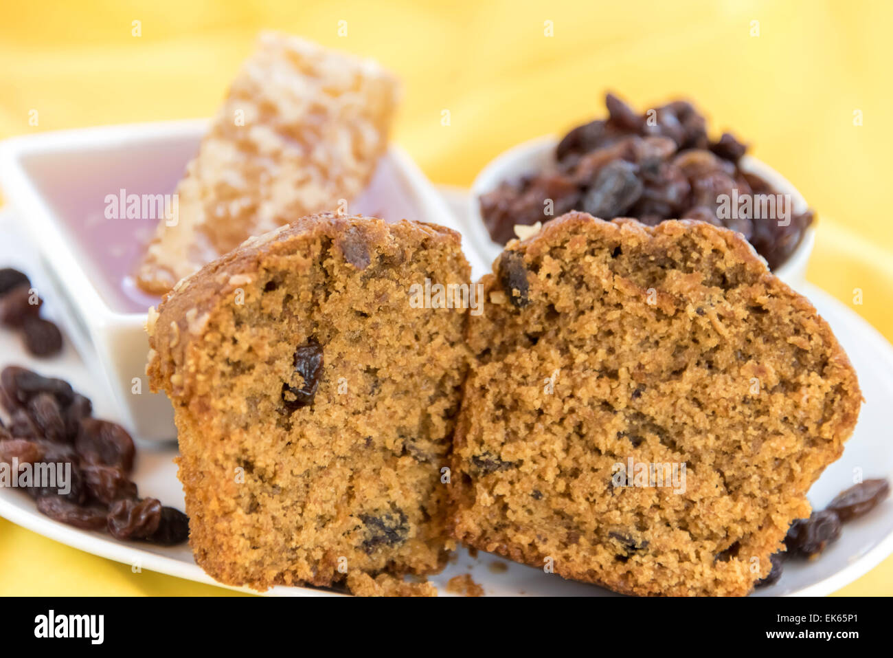 La miel recién hechas panecillos de salvado de pasas Foto de stock