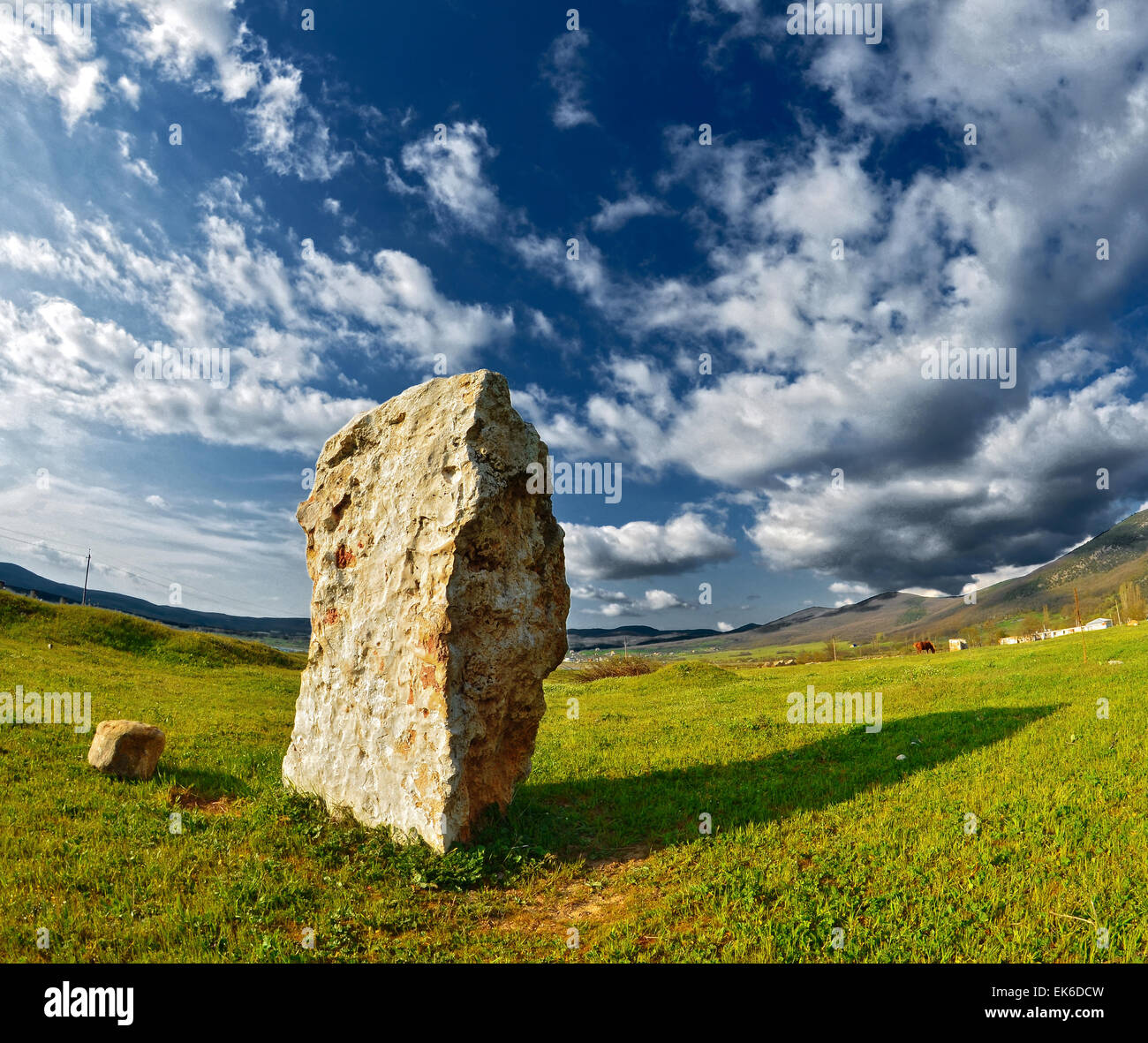 La piedra contra el hermoso cielo con nubes atardecer de verano en Crimea. Foto de stock