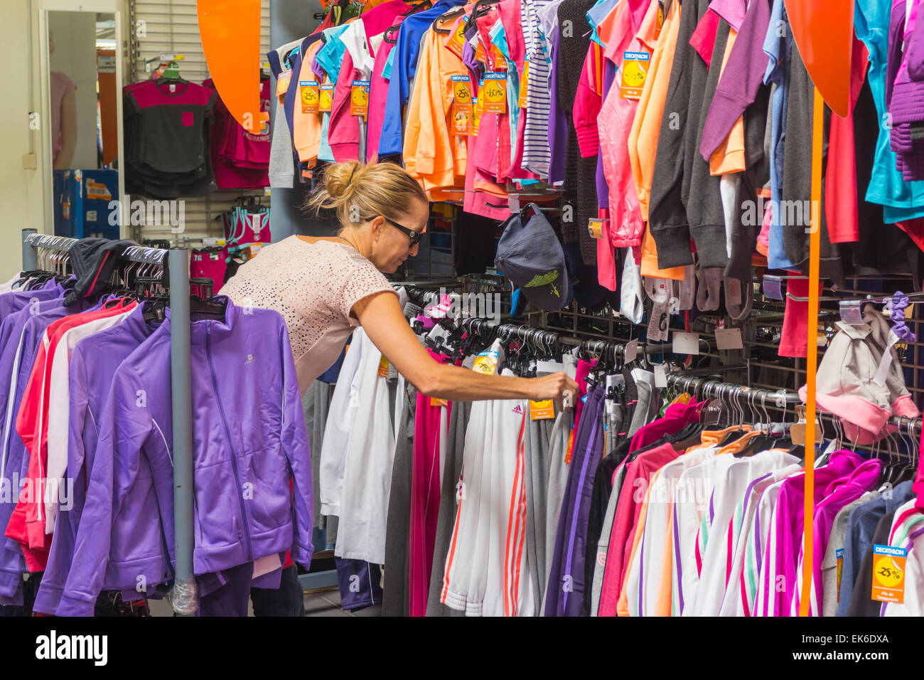 Tiendas de ropa para niños en la tienda Decathlon, Málaga, España  Fotografía de stock - Alamy