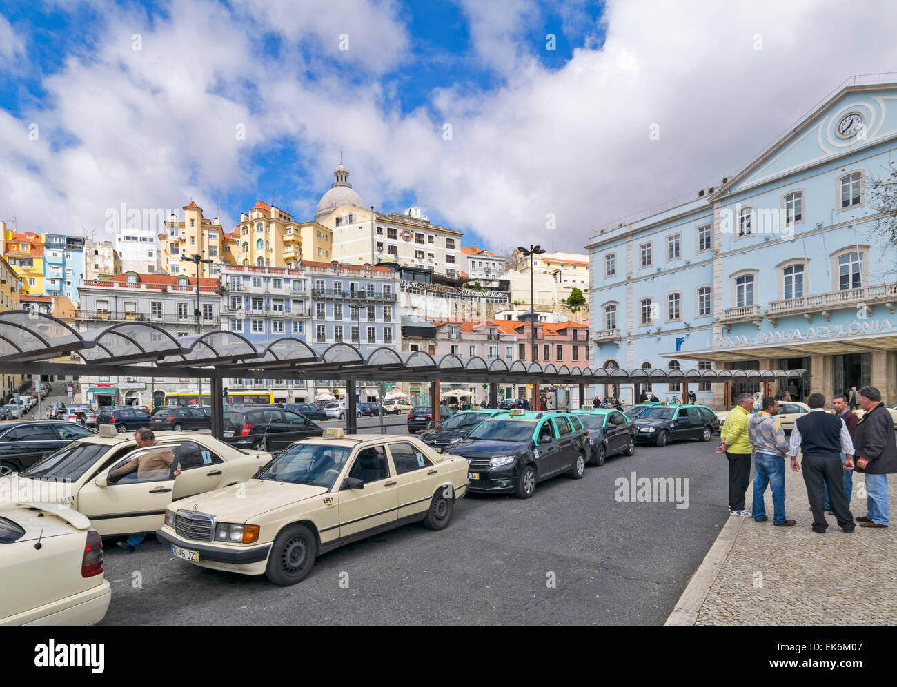 Lisboa Portugal La Estacion De Trenes De Santa Apolonia Con Linea De Espera De Taxis Fotografia De Stock Alamy