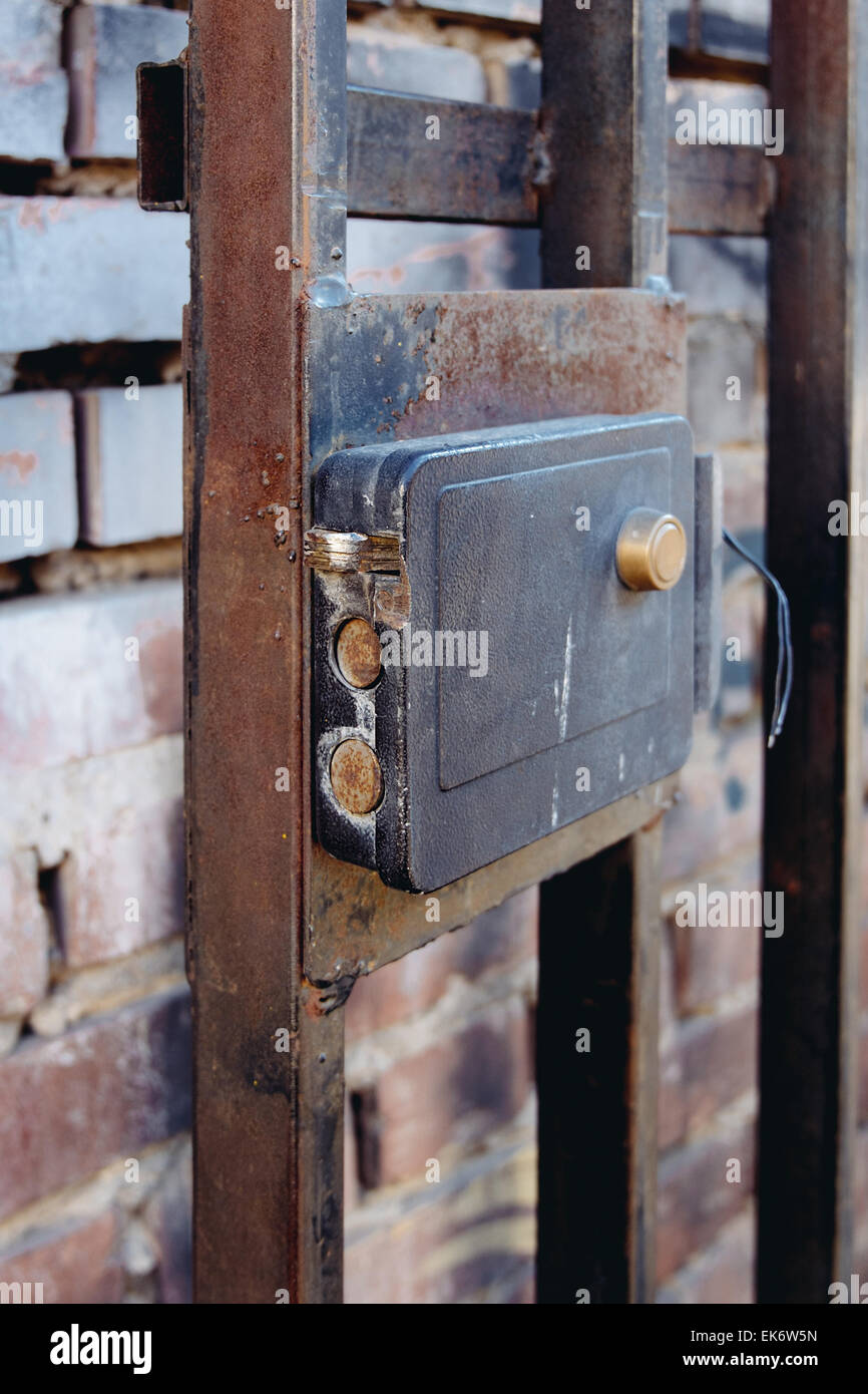 Cerradura de puerta de metal fotografías e imágenes de alta resolución -  Alamy