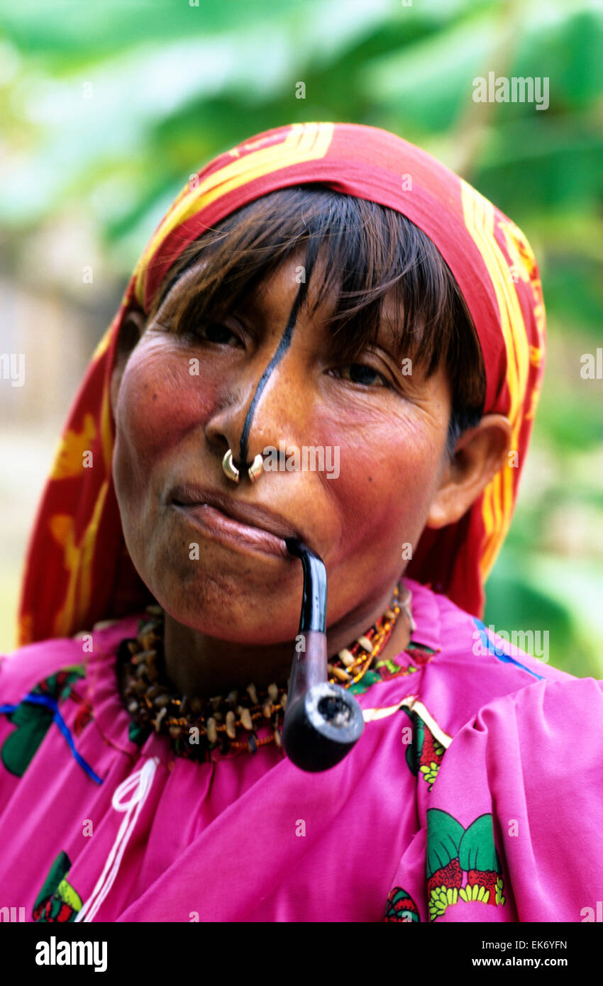 Bastante colorido y sí mismas, las mujeres de los indios Kuna de Panamá se destaca por sus brillantes molas bordadas, las Islas de San Blas, Panamá. Foto de stock