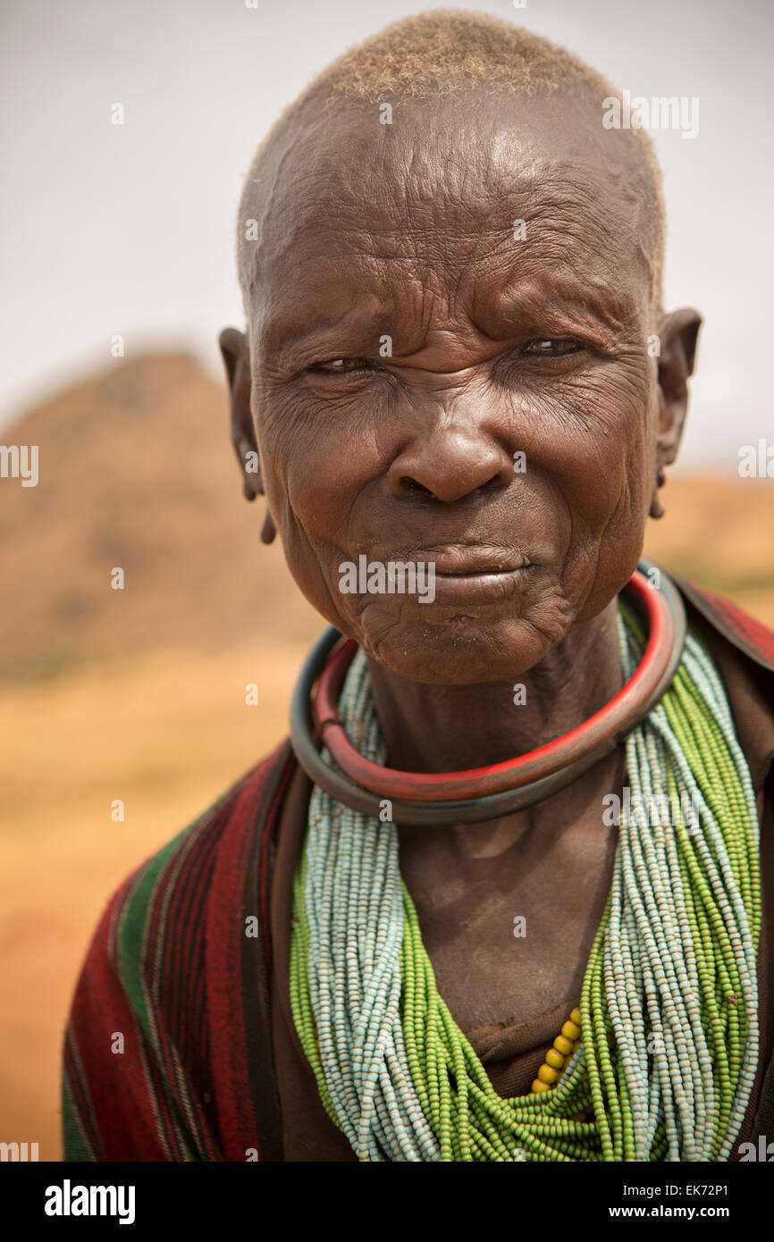 Ancianos Karamojong mujer, cerca de la aldea, distrito de Kaabong Kapedo, Uganda Foto de stock