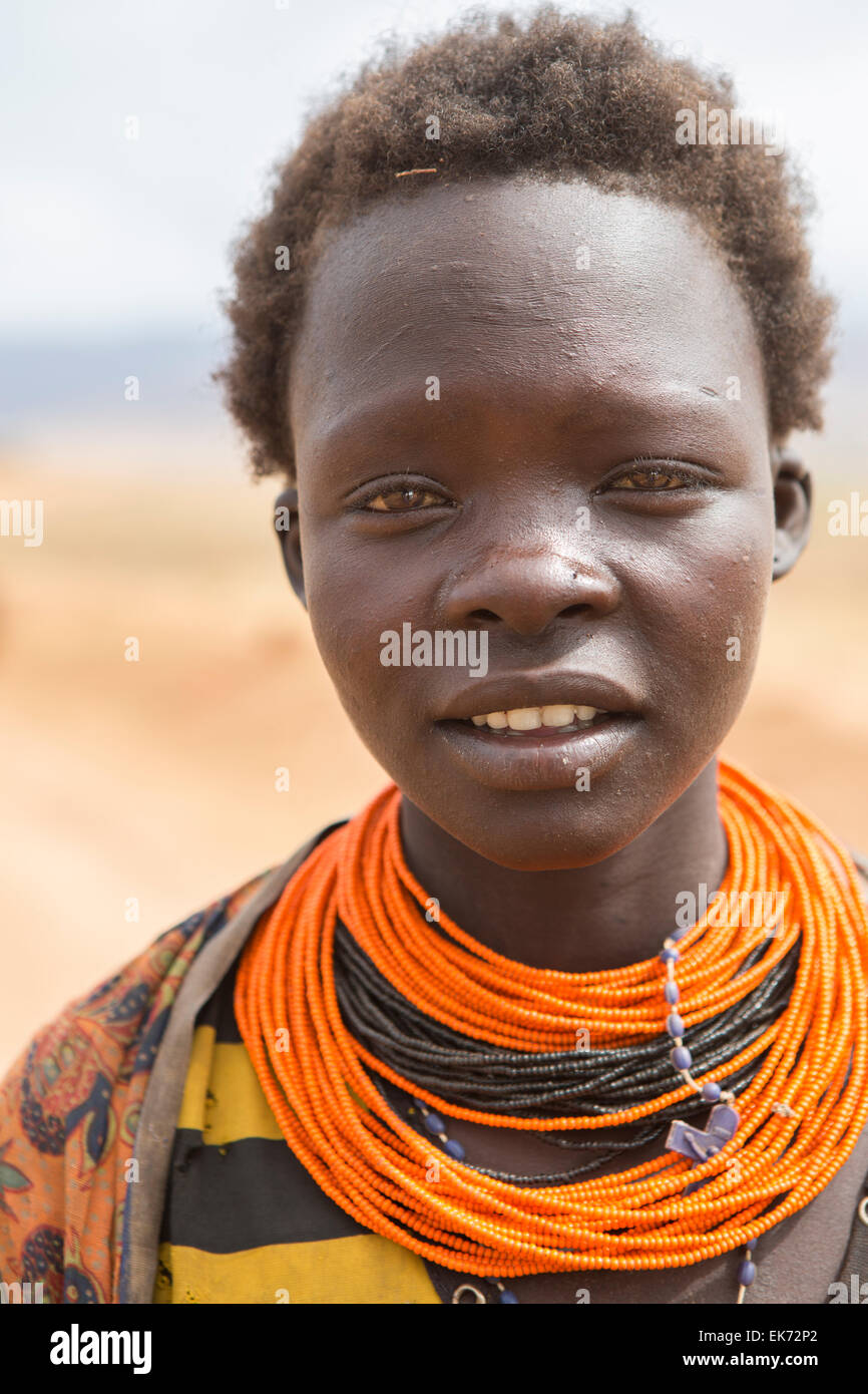 Joven Mujer Kapedo Karamojong, cerca de la aldea, distrito de Kaabong, Uganda Foto de stock
