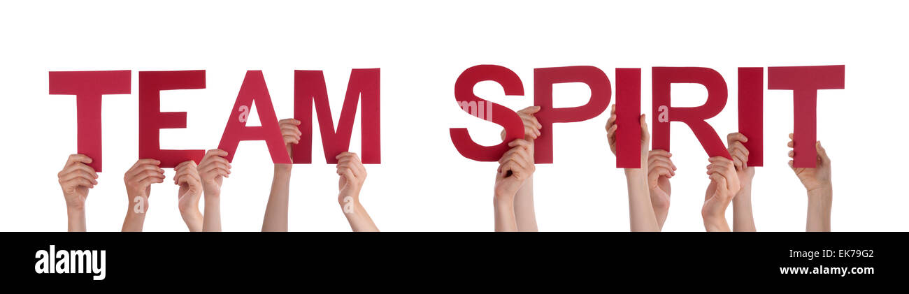 Muchas personas caucásicas y manos sosteniendo rojo directamente letras o caracteres aislados la construcción de la palabra inglesa Team Spirit En WHI Foto de stock