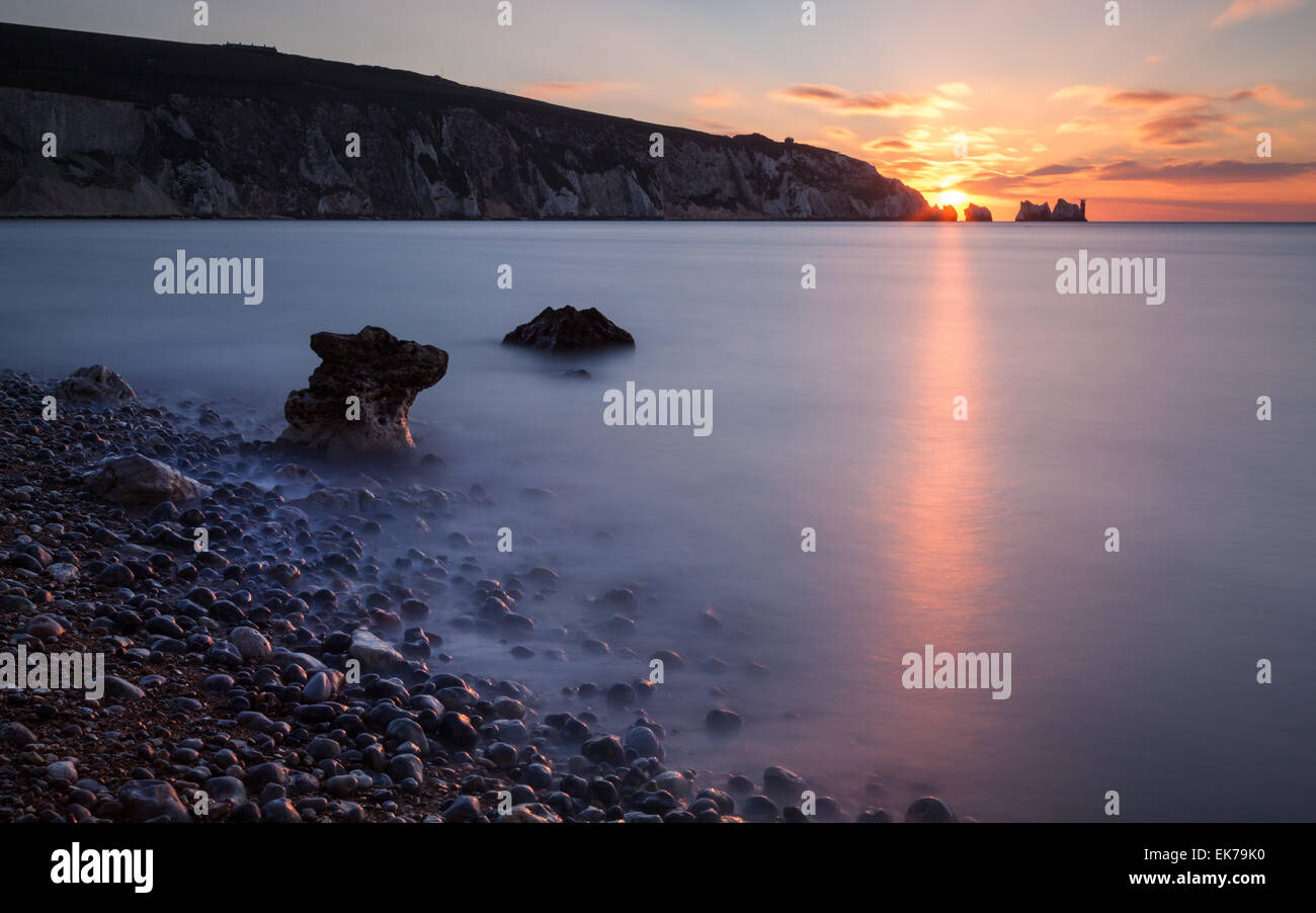 Un tiempo de exposición de una puesta de sol a través de las agujas, visto desde la bahía de alumbre Foto de stock