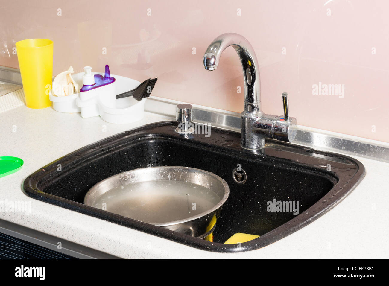Lava platos en acero inoxidable fotografías e imágenes de alta resolución -  Alamy