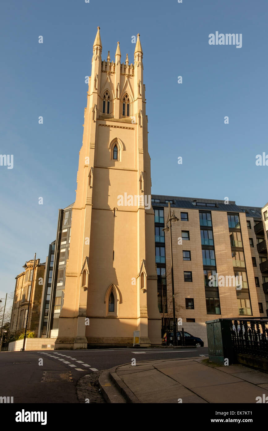 Torre blanca de la Iglesia del parque, ahora la entrada de pisos y casas modernas, Park Circus lugar en Glasgow, Escocia, Reino Unido Foto de stock