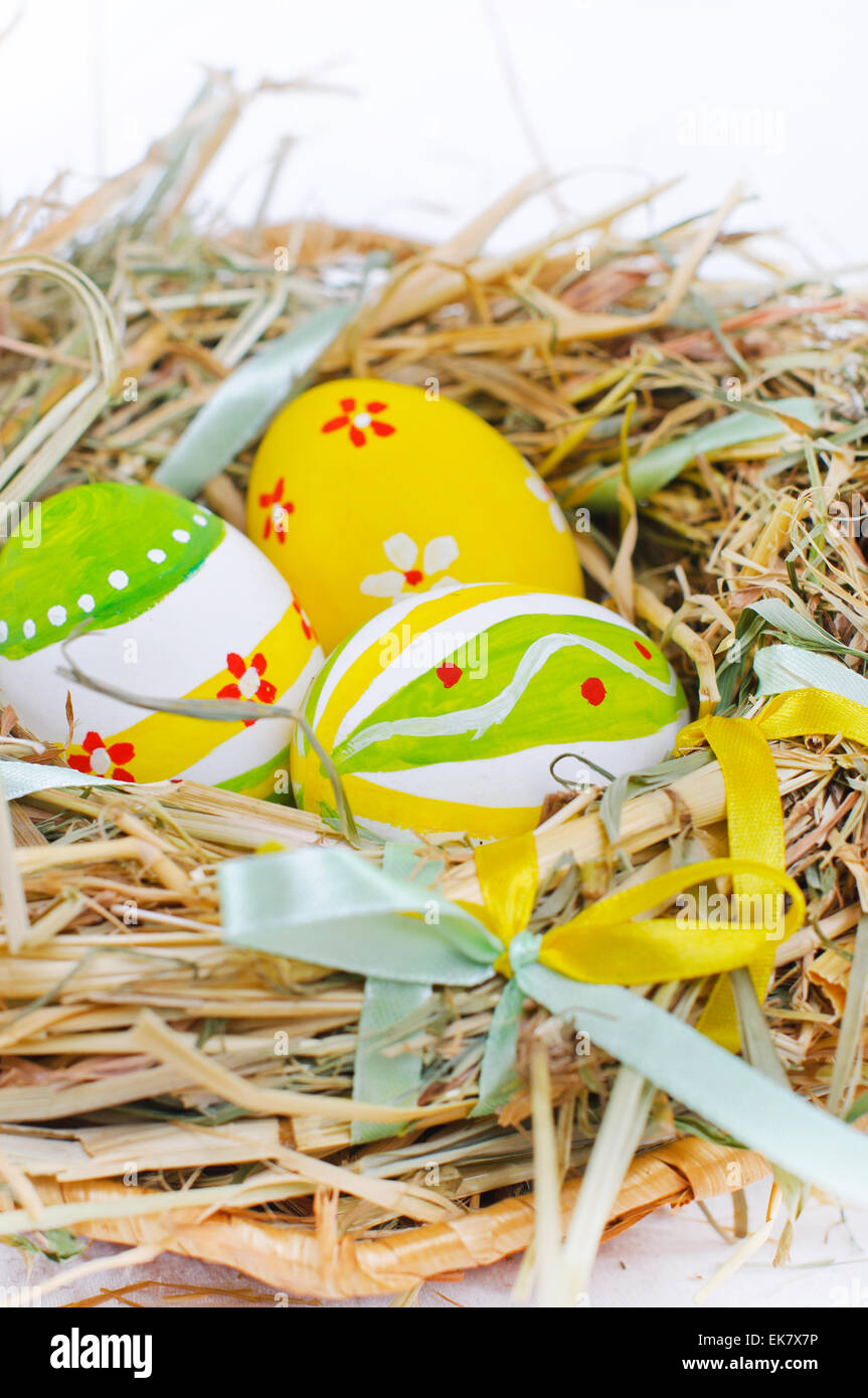 Canasta Closeup con coloridos Huevos de Pascua Foto de stock