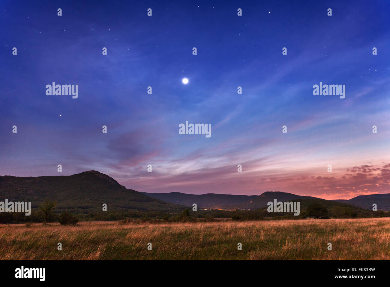 Bello cielo nocturno con las estrellas y las nubes. Primavera en Crimea Foto de stock