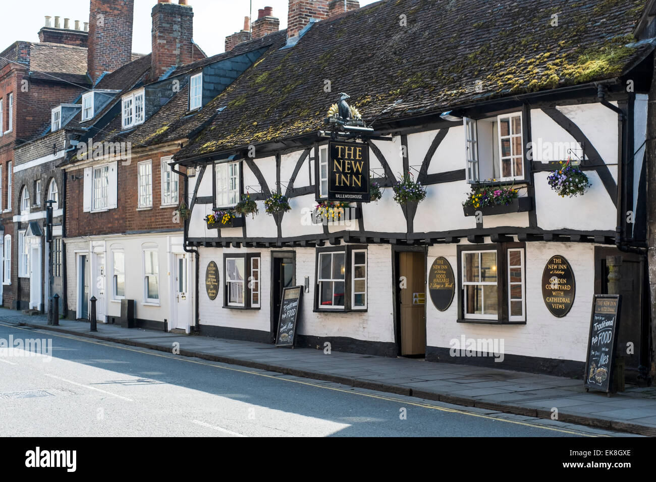 El pintoresco casco antiguo de New Inn pub de la calle Nueva Wiltshire Salisbury Foto de stock