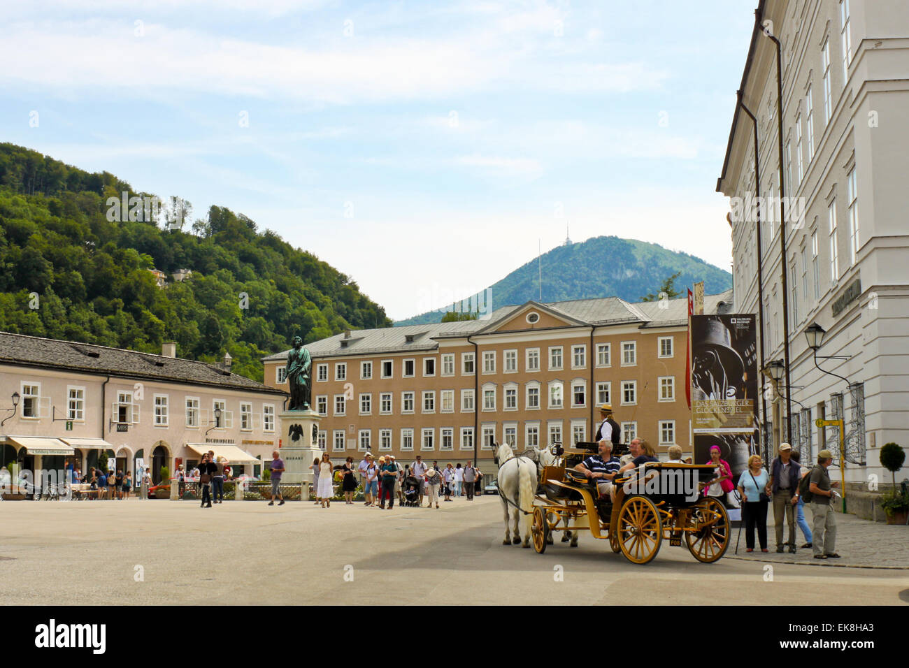SALZBURG - 3 de julio: Turistas de excursión en una de las plazas más famosas de Austria - Mozartplatz el 3 de julio de 2013 en Salzburgo. Foto de stock