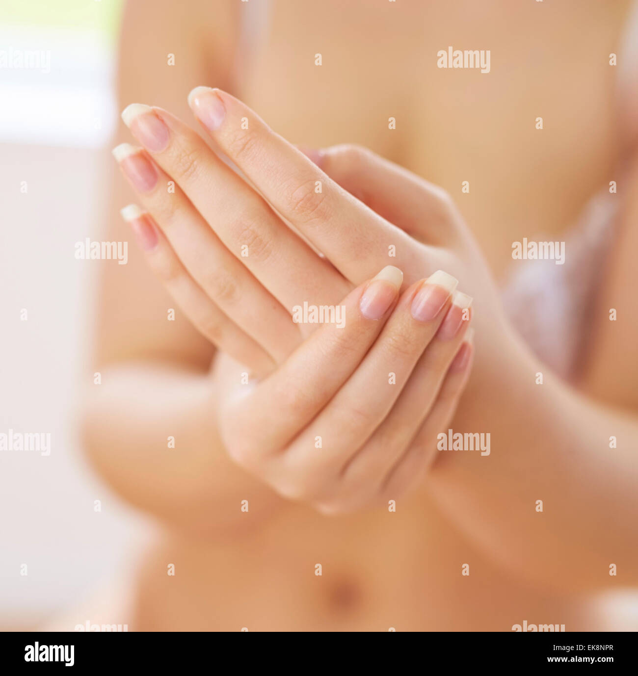 Mujer masajear sus manos Foto de stock