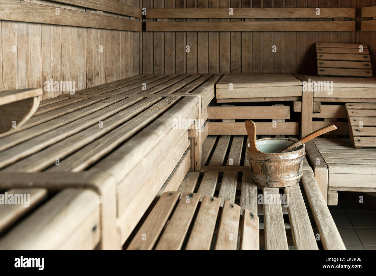 Spa sauna de madera interior con un cubo de agua. Foto de stock