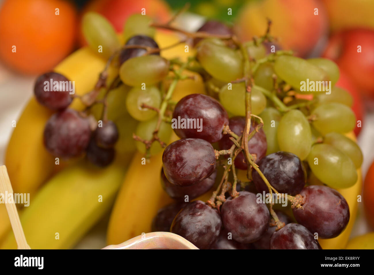 Plato de frutas con plátano y uvas Foto de stock