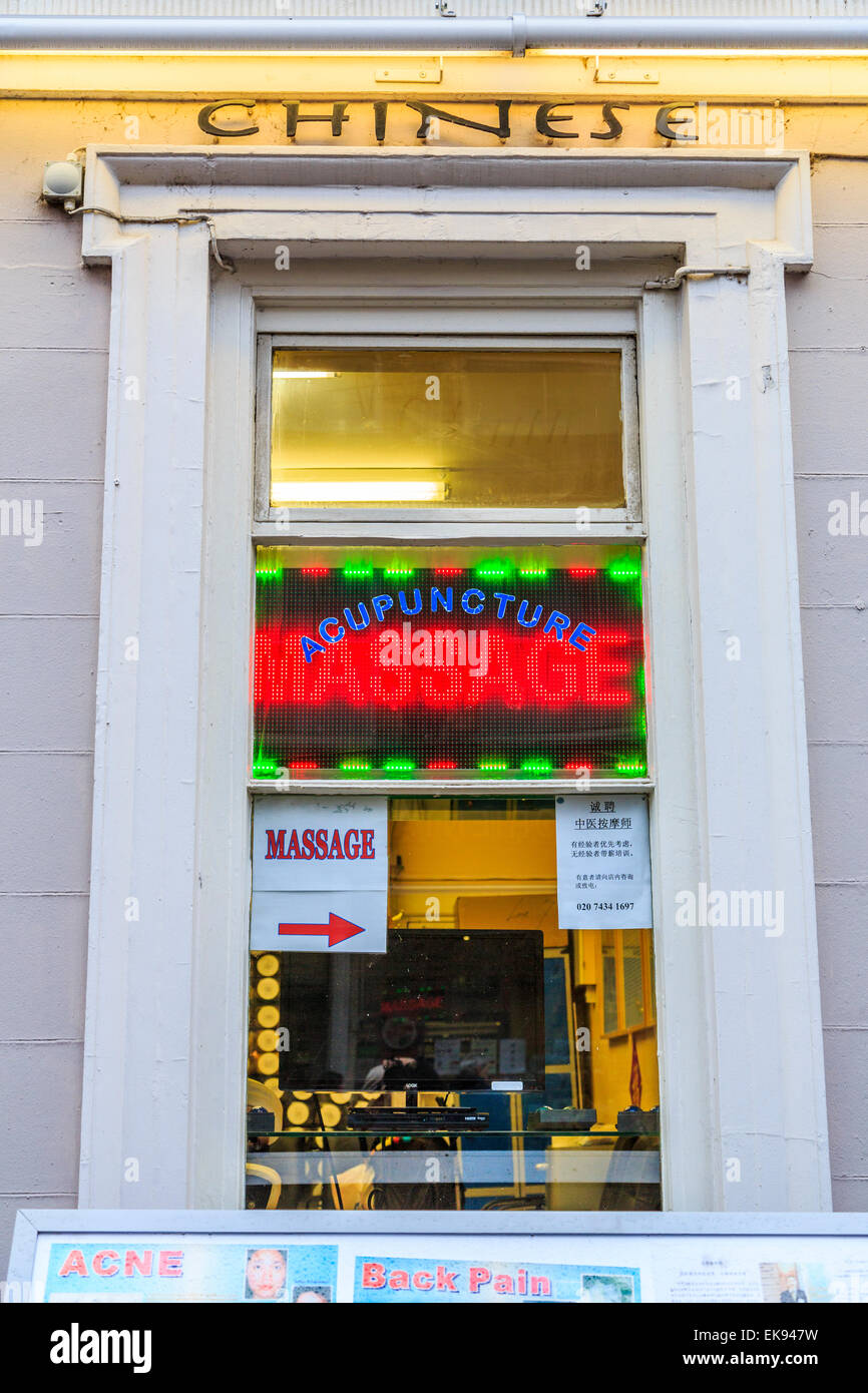 Un escaparate en el Chinatown de Londres masajes y acupuntura china  publicidad Fotografía de stock - Alamy
