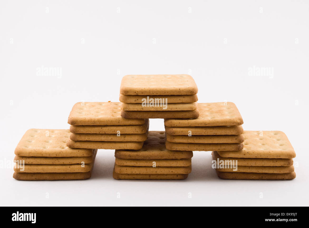 Montaña de cookies está aislado en un blanco Foto de stock