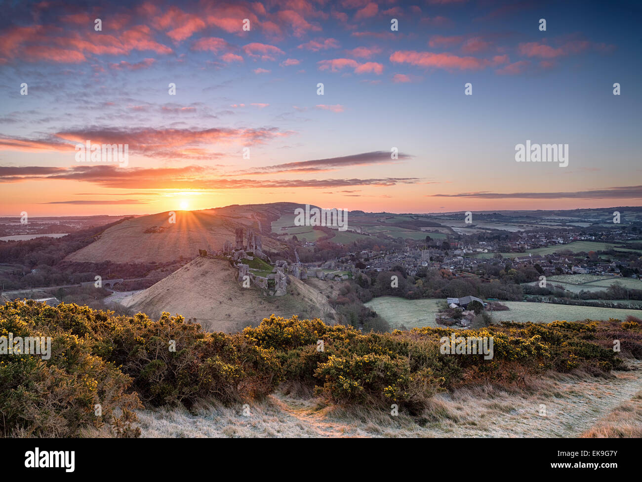 Hermosa espectacular amanecer sobre el castillo Corfe en Dorset Foto de stock
