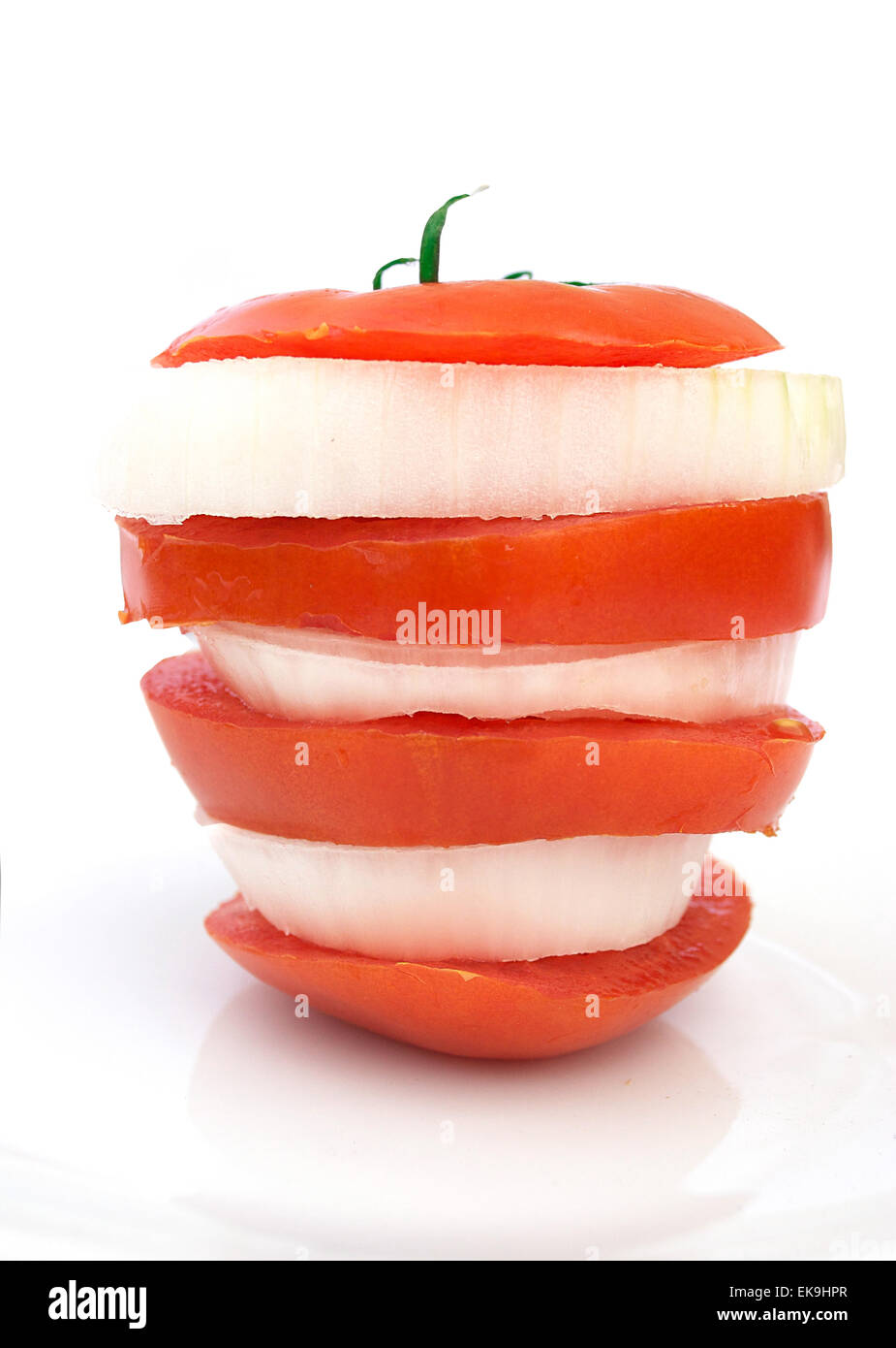 Tomate y cebolla en rodajas frescas Foto de stock