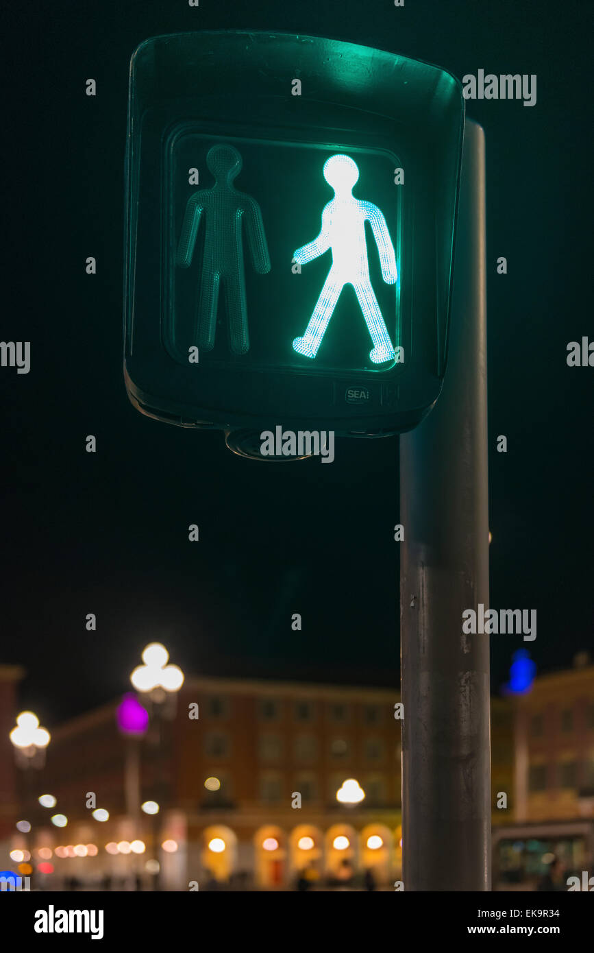 Cruce peatonal en Francia mostrando una cruz verde ahora luz sobre una línea de tranvía y el cruce del camino Foto de stock