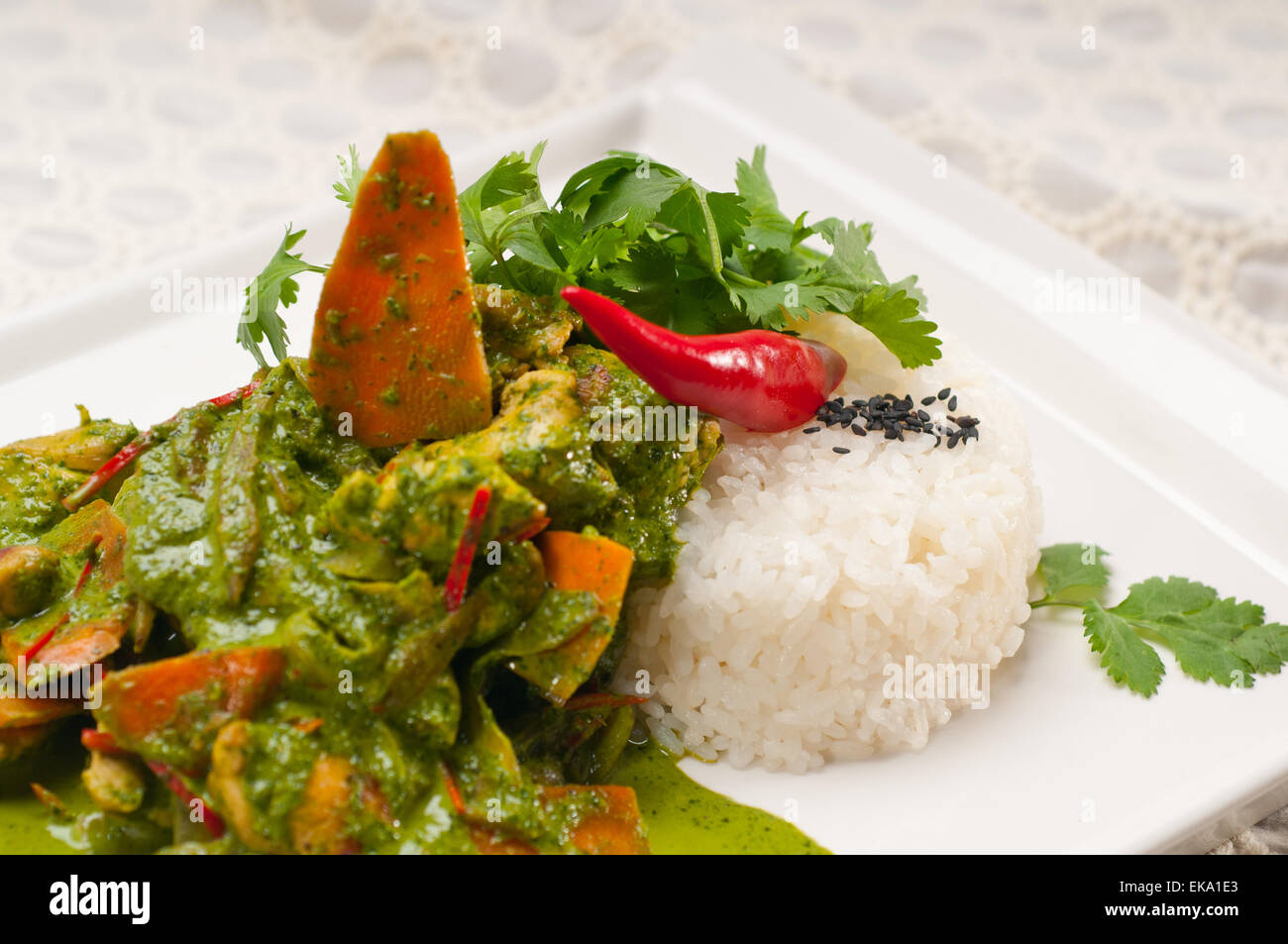 Pollo con verduras y arroz al curry verde Foto de stock
