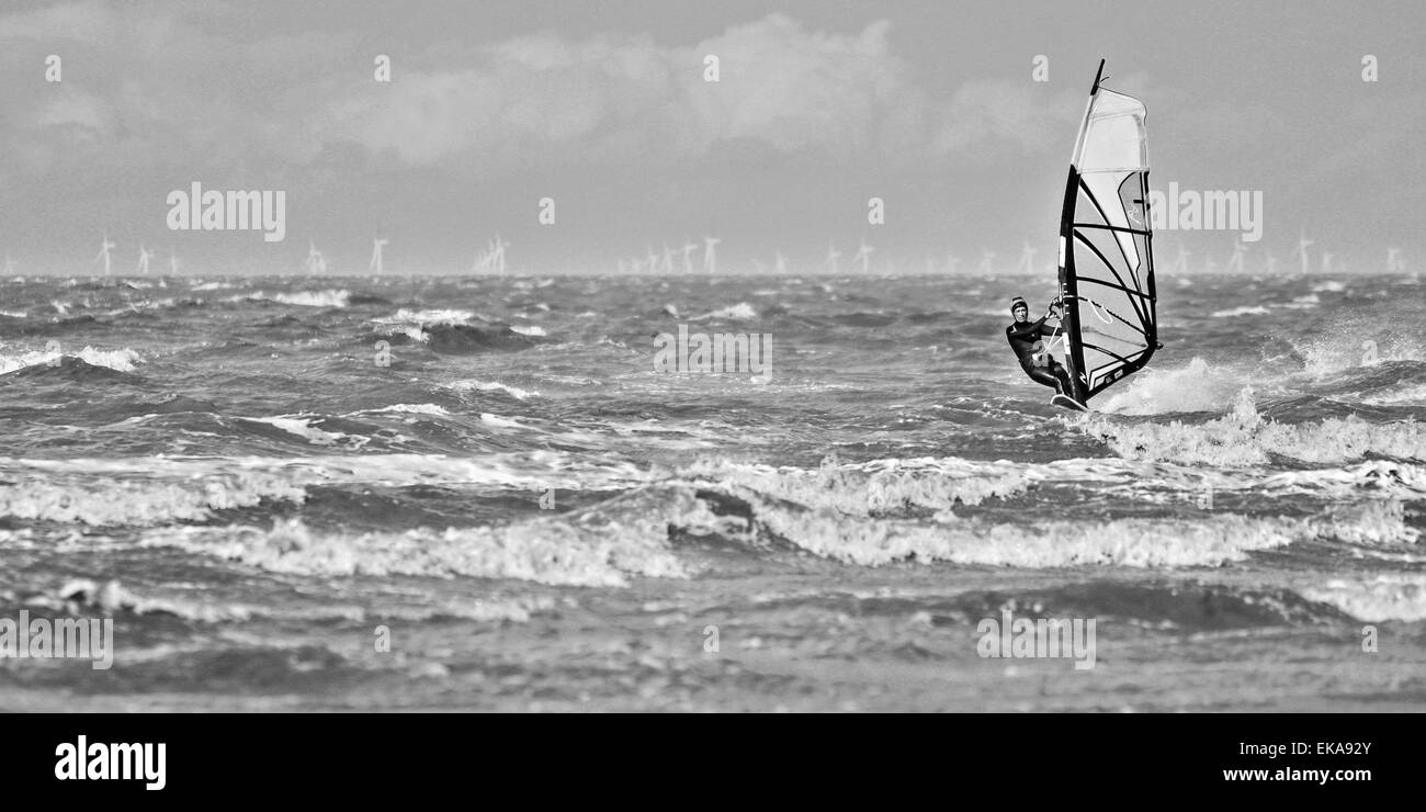La windsurfista disfrutando de los fuertes vientos en la Bahía Minnis, Kent Foto de stock