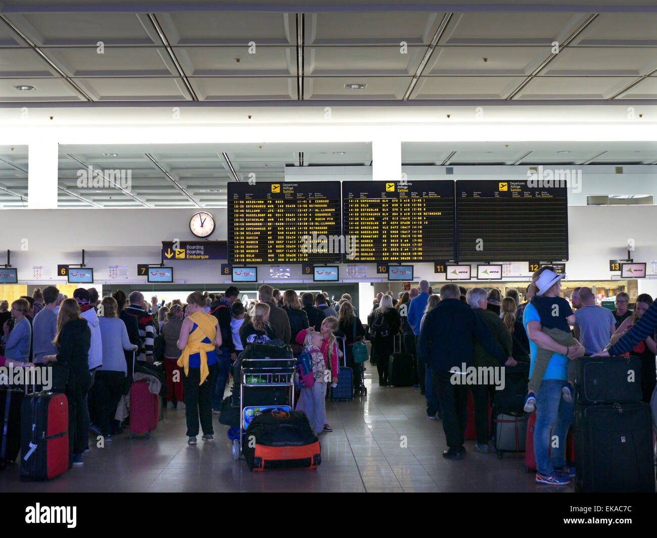 Colas retardada de vuelo charter de pasajeros y equipaje esperar en la  explanada del aeropuerto para facturar en sus vuelos Fotografía de stock -  Alamy