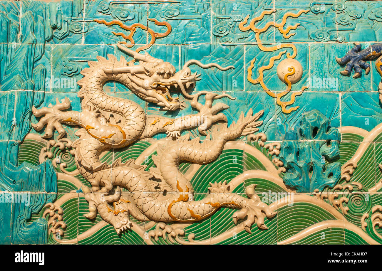 Decoración tradicional chino Dragón blanco de nueve dragones muralla China  Beijing Fotografía de stock - Alamy