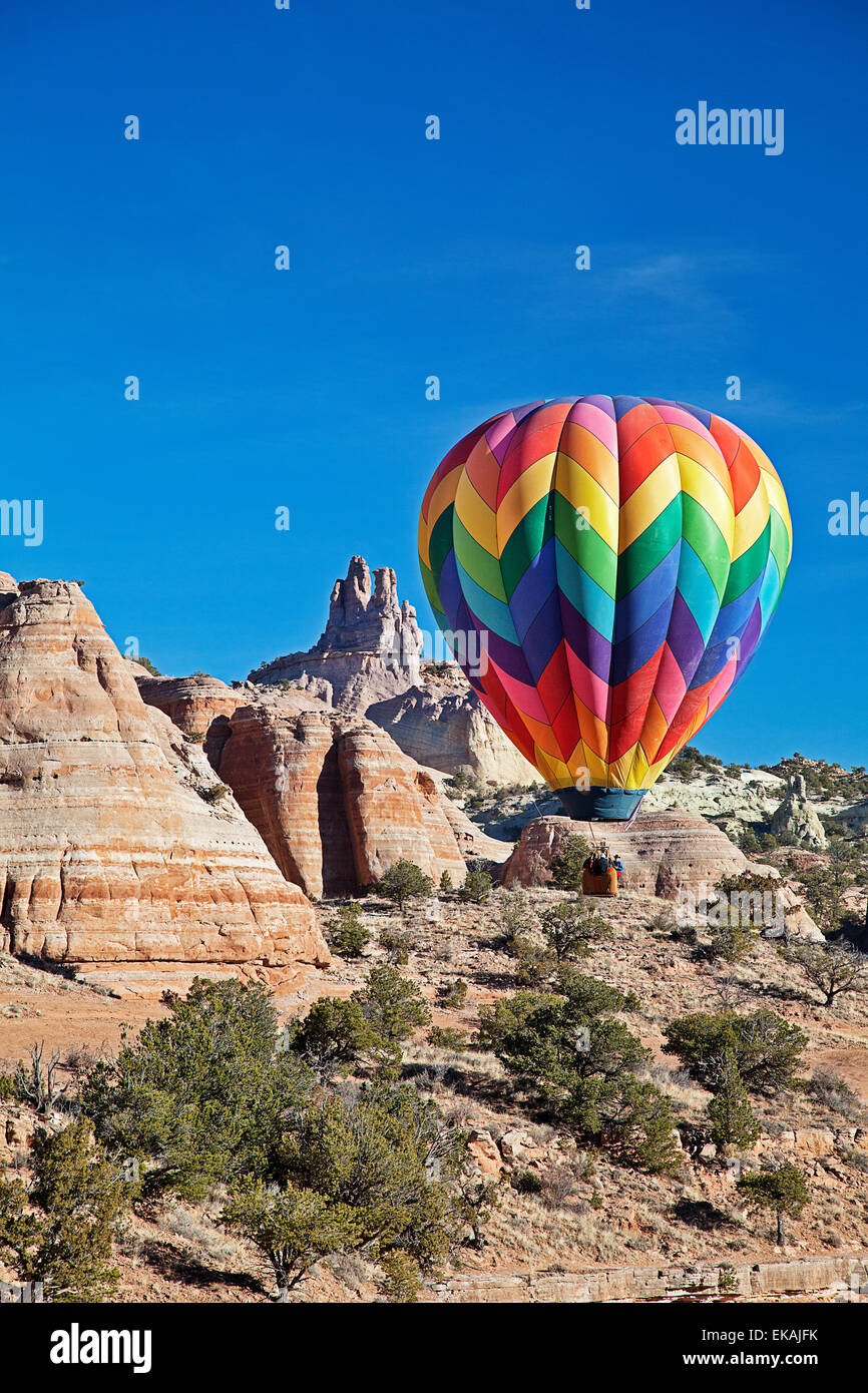 Balloon Pilot Dave Fox maniobras su globo de aire caliente a través de las coloridas formaciones de roca roja State Park durante el 201 Foto de stock