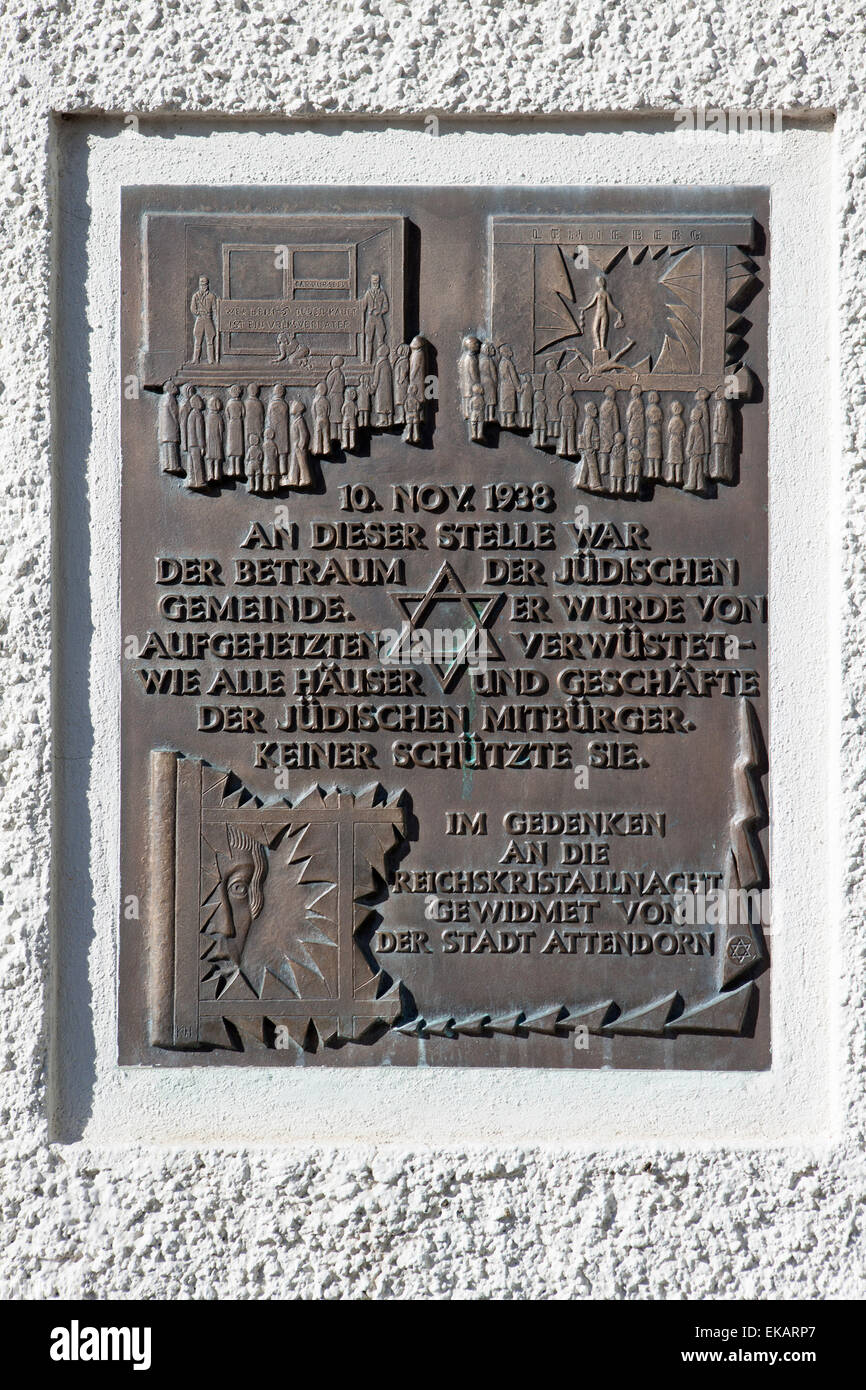 Una placa en memoria de las víctimas de la dictadura en la Alemania Nazi, la ciudad hanseática de Attendorn, Sauerland, Alemania Foto de stock