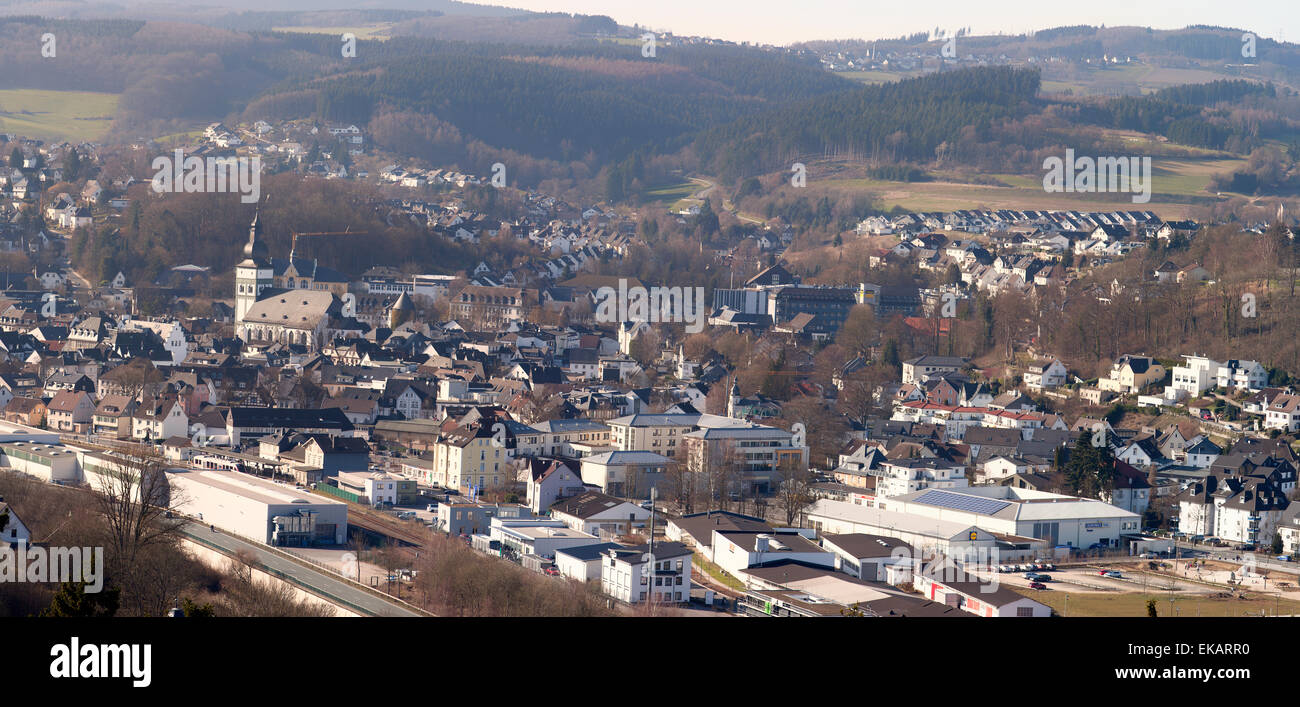 Con vistas Attendorn, ciudad hanseática, región de Sauerland, Renania del Norte-Westfalia, Alemania, Europa Foto de stock