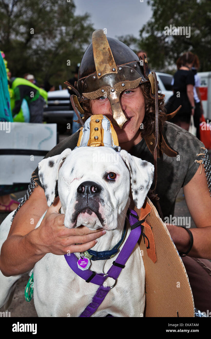 El desfile de mascotas es uno de los eventos más populares en la Fiesta de Santa  Fe que se celebra cada mes de septiembre n la plaza. McMueller Fotografía  de stock -